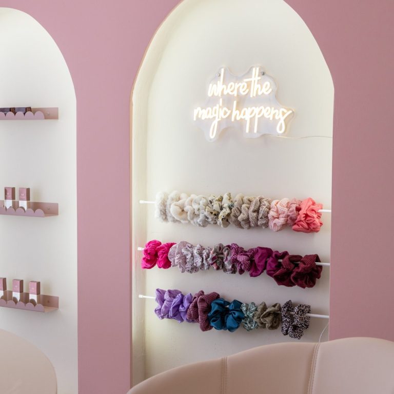 Professionell ausgestatteter Schminktisch im Make-up Studio in Augsburg-Pfersee