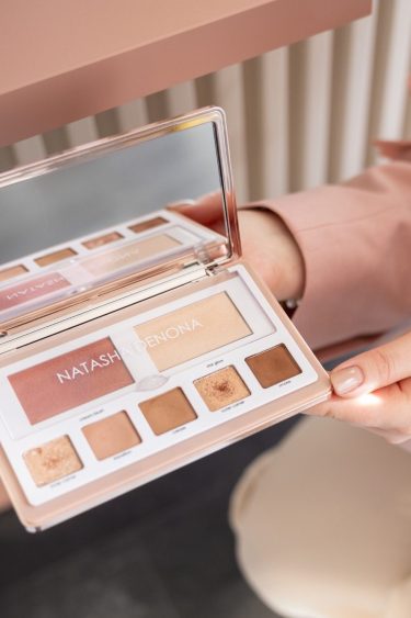 Individuelle Farbberatung und Auswahl hochwertiger Make-up Produkte beim Brautstyling in Augsburg