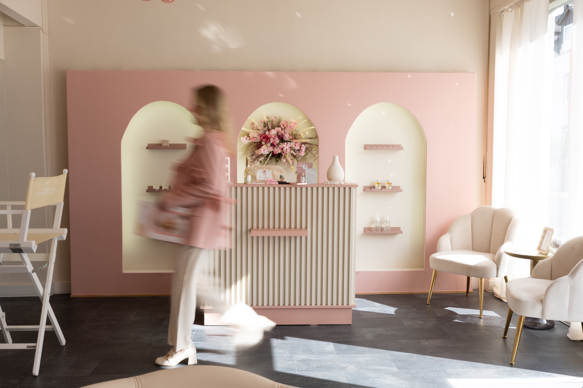 Sabines Studio mit roséfarbenen Bögen