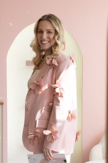 Professionelle Make-up Artistin aus Augsburg im modernen Studio für Braut Make-up, Hairstyling und Schminkkurse