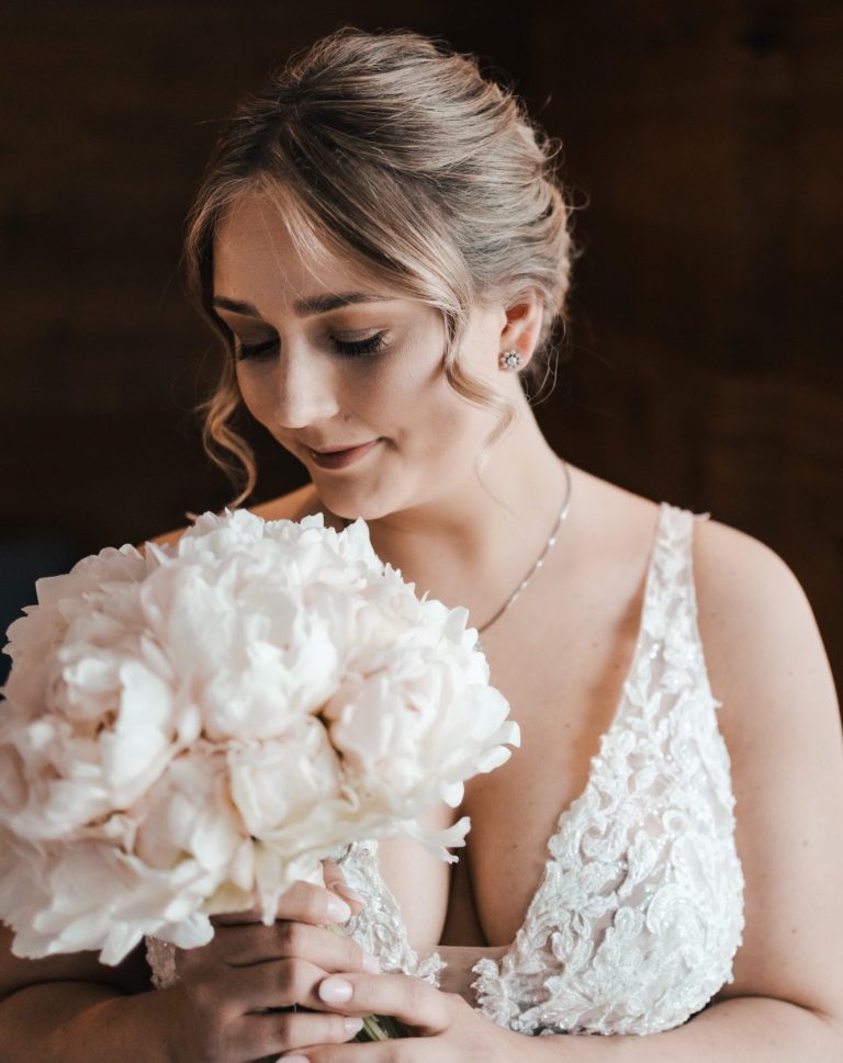 Braut mit natürlichem Braut Make-up und Haarstyling mit moderner Hochsteckfrisur nach einem Brautstyling in Augsburg