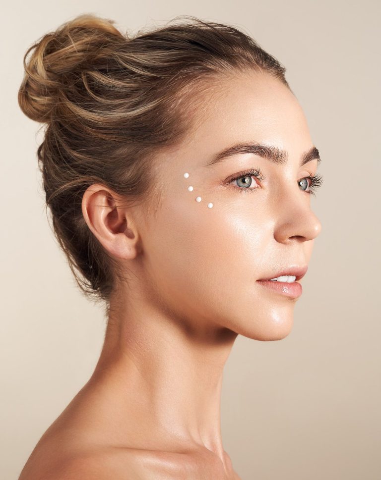 Elegantes Beauty Make-up mit modernem Dutt für ein professionelles Fotoshooting in Augsburg