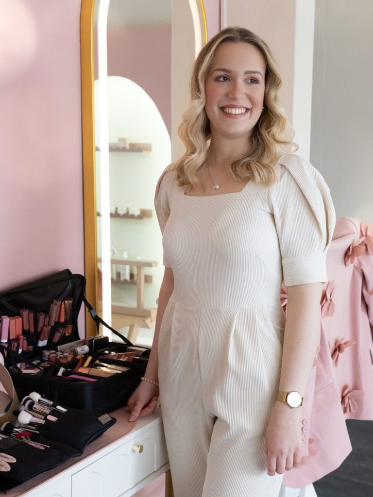 Make-up Artistin in ihrem Studio während eines professionellen Make-up Workshops und Schminkkurses in Augsburg
