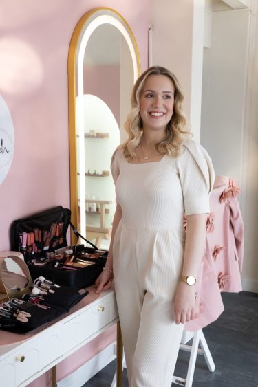 Professionelle Make-up Artistin im Studio für individuelle Make-up Workshops und Schminkkurse in Augsburg